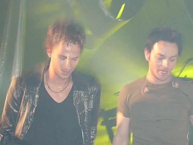 offstage.jpg (43121 bytes)